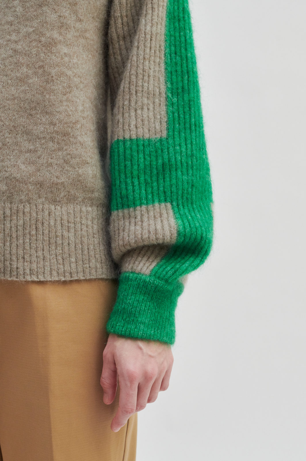 Second Female Bera Strickpullover mit T-Ausschnitt in Weathered Teak mit grünen Details – Bild 4
