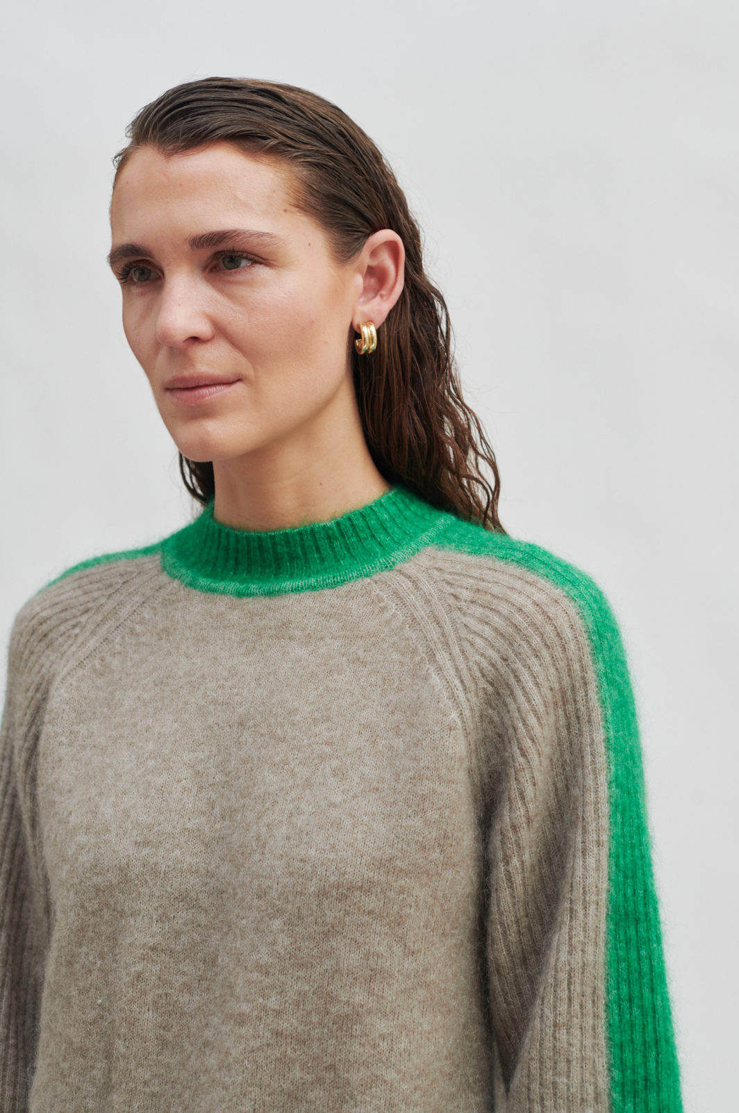 Second Female Bera Strickpullover mit T-Ausschnitt in Weathered Teak mit grünen Details – Bild 3