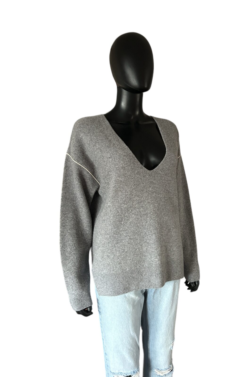 Closed Strickpullover mit tiefem V-Ausschnitt in Grau – Bild 2