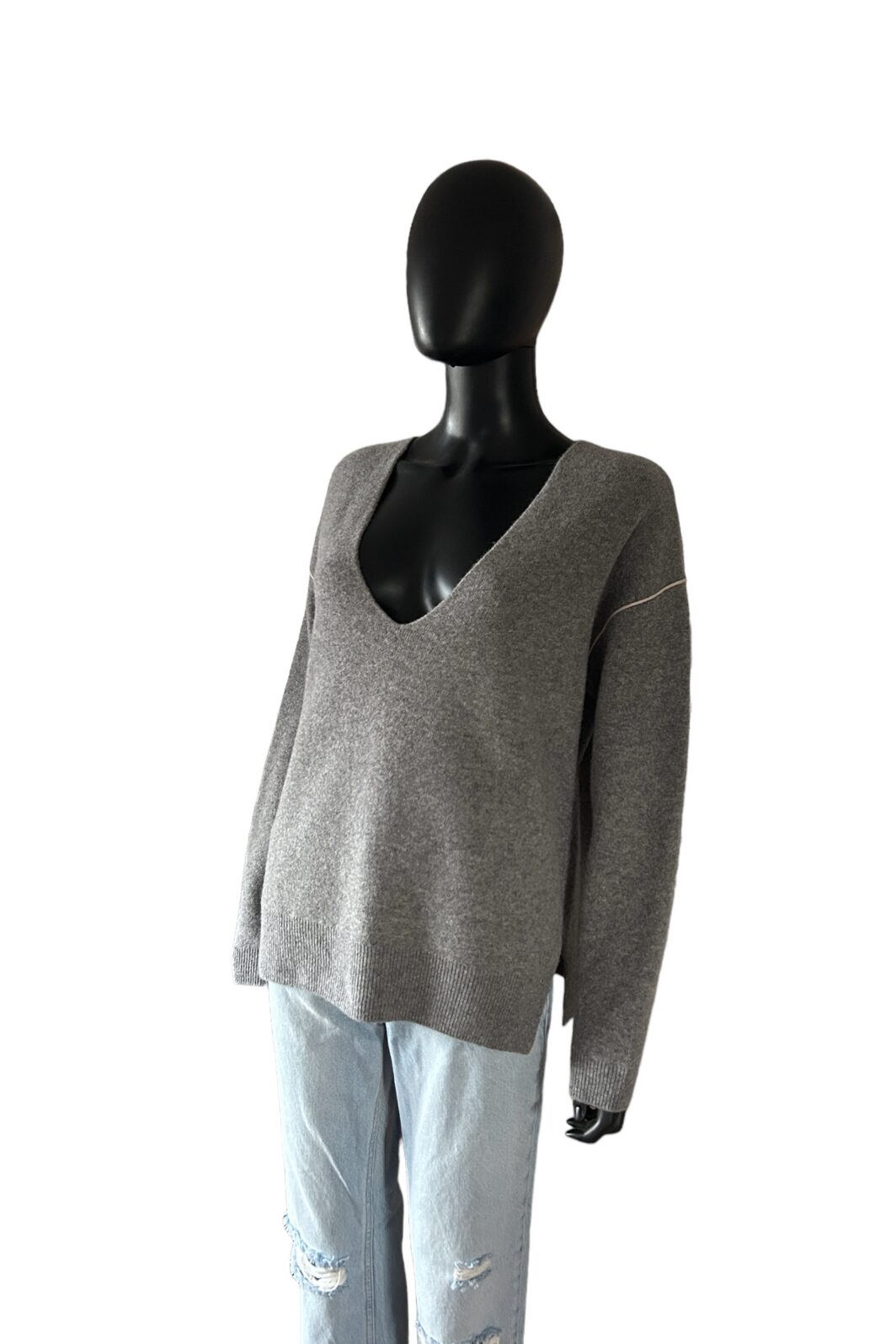 Closed Strickpullover mit tiefem V-Ausschnitt in Grau – Bild 3