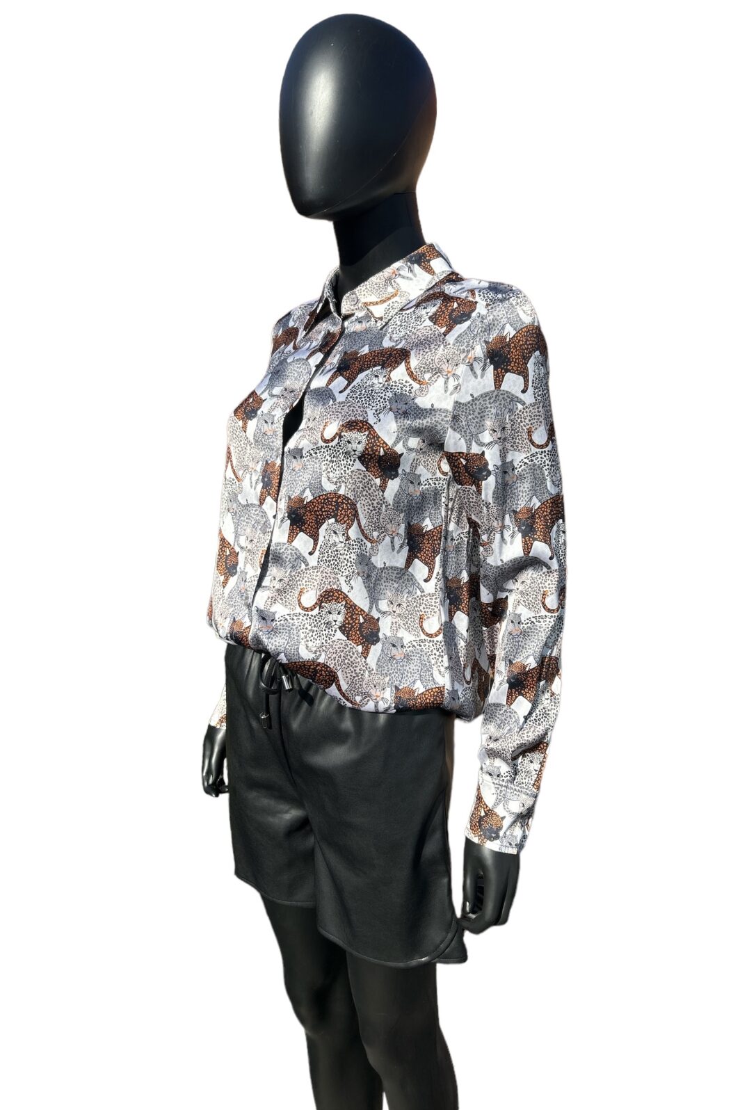 Herzensangelegenheit Seidenbluse im Animalprint in Aluminium – Bild 2