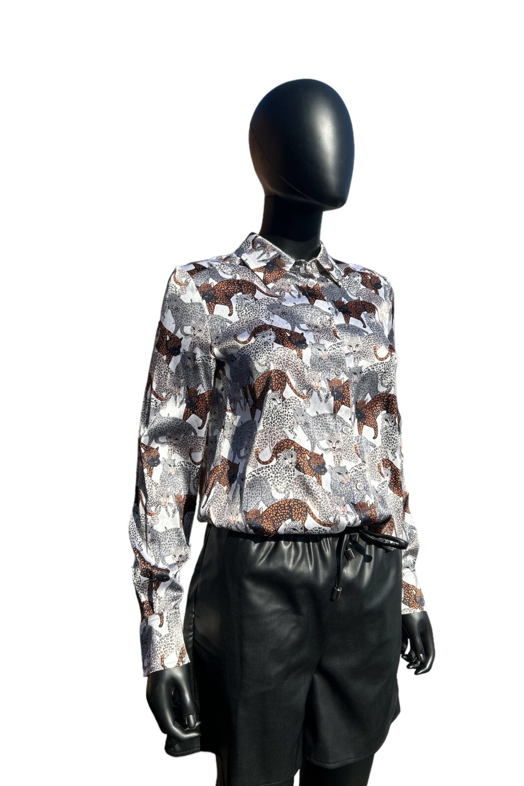 Herzensangelegenheit Seidenbluse im Animalprint in Aluminium – Bild 3
