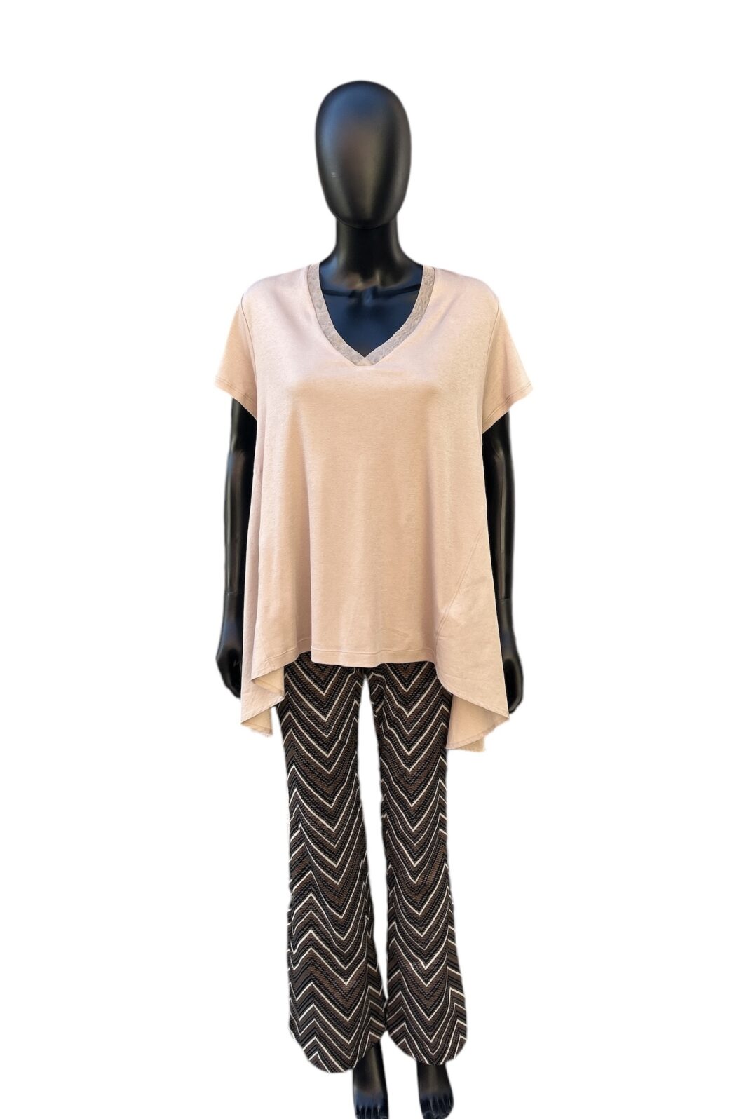 Love Joy Victory Shirt mit V-Ausschnitt in Mud – Bild 2