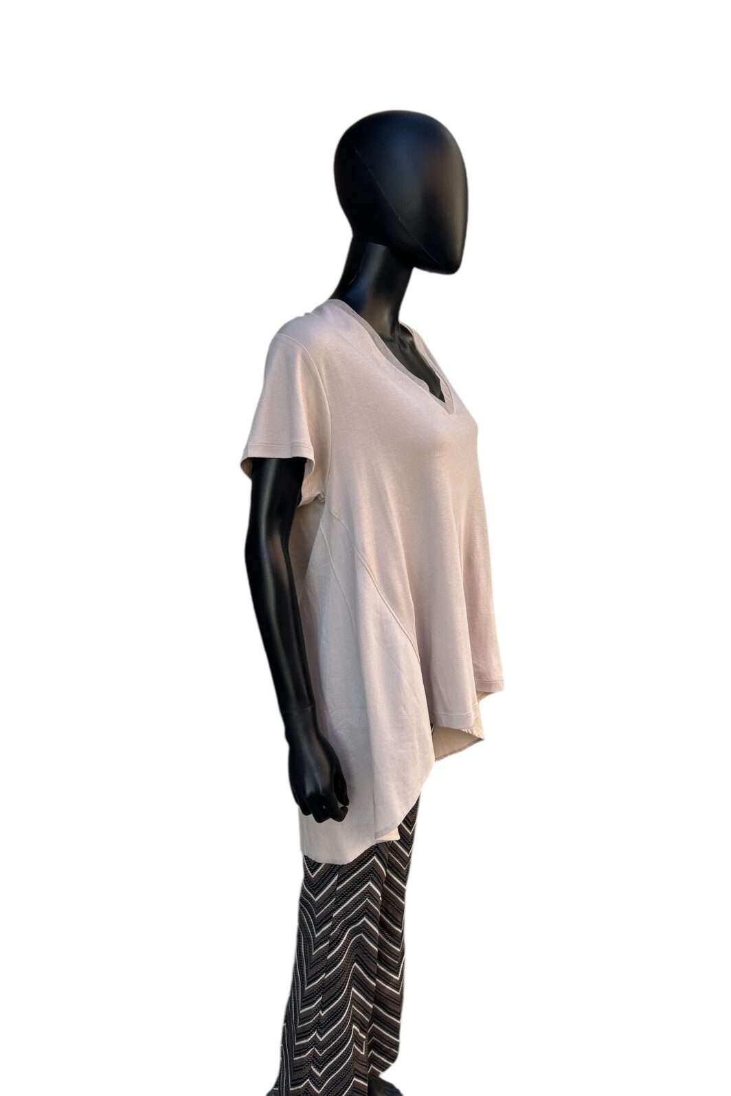 Love Joy Victory Shirt mit V-Ausschnitt in Mud – Bild 3