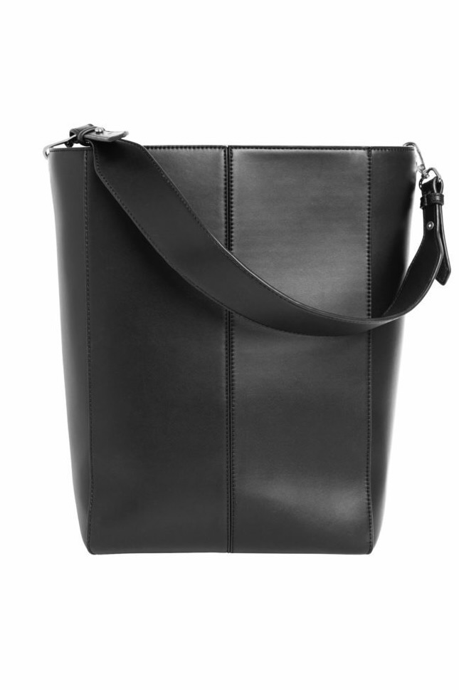 Hvisk Schultertasche Casset Responsible in schwarz